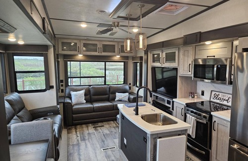 Port Bolivar House | Coastal RV Stay – Montana High Country - Sleeps 4