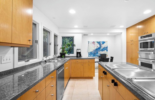 Central Malibu House | Coastal Serenity ~ Dry Beach, High Ceilings, Large & Modern Villa, Pet Friendly