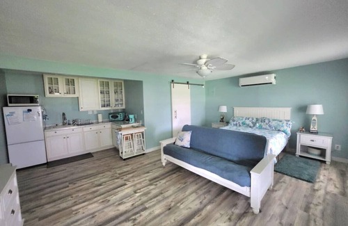 Palacios Apartment | Coastal Studio – Screened Porch, Bay Views & 1.5-Mile Lighted Seawall