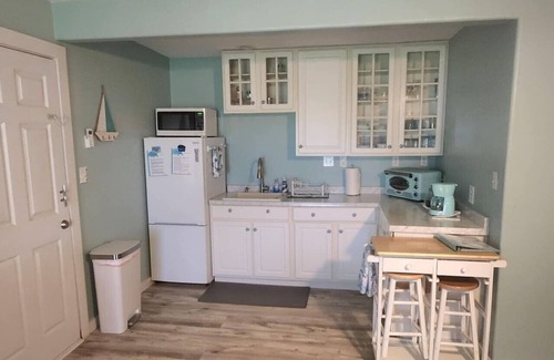 Palacios Apartment | Coastal Studio – Screened Porch, Bay Views & 1.5-Mile Lighted Seawall