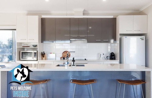 Middleton House | Coastal Style Pavilion House, Sea Views, Big Decks 1 street from Beach -Duneyn