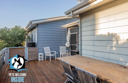 Middleton House | Coastal Style Pavilion House, Sea Views, Big Decks 1 street from Beach -Duneyn