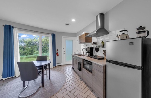 Leamington Apartment | Coastal Suite #1 - Seacliff Beach Suites