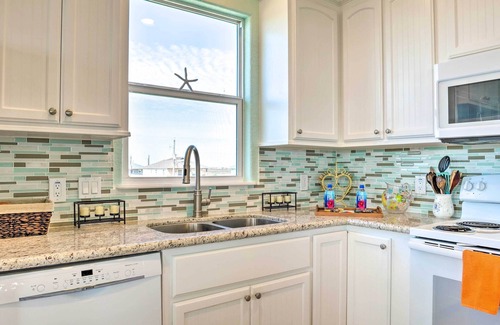 Surfside Beach Cottage | Coastal Surfside Beach Home w/Ocean Views!