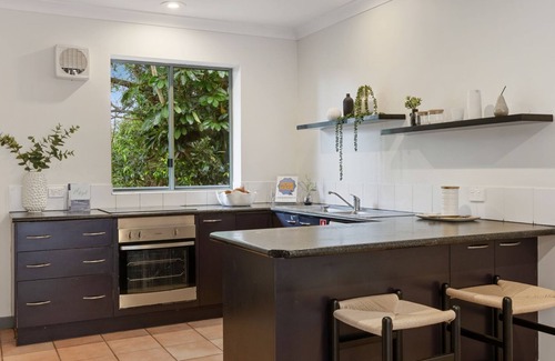 Belongil House | Coastal Townhouse - Minutes from the Beach and a short walk to town.