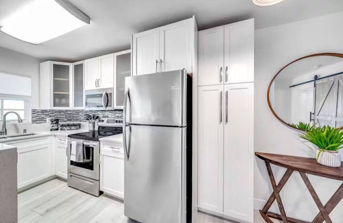 Coral Ridge Apartment | Coastal unit! .5 miles to Beach!