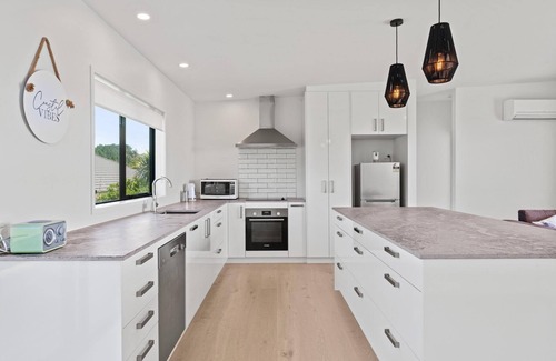 Mangawhai House | Coastal Vibes - Modern, well-equipped, family friendly home with lovely Estuary views