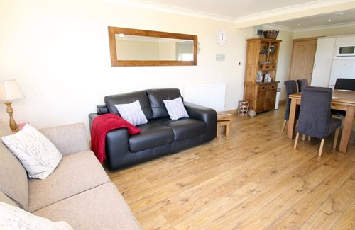 Crynant House | Coastal View - One Bedroom House, Sleeps 2