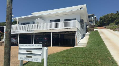 Meikleville Hill Apartment | Coastal Villa Island Views