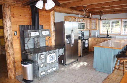 Nikolaevsk House | Coastal Vista, Log Home Overlooking Cook Inlet