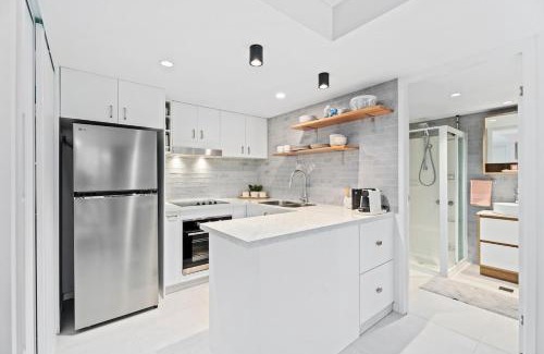 Surfers Paradise Apartment | Coastline Escape Renovated Unit - Great Location - Quiet Area - Parking Included