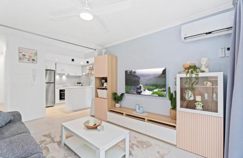 Surfers Paradise Apartment | Coastline Escape Renovated Unit - Great Location - Quiet Area - Parking Included