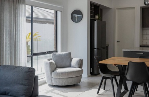 Armstrong Creek House | Coasty- Sleeps 8, Heated Pool, Cinema Room, Aircon, Parking