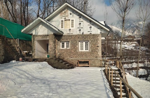 Brein House | COBBLE STONE HUT DARA HARWAN