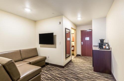 Hartford Hotel | Cobblestone Hotel & Suites Hartford