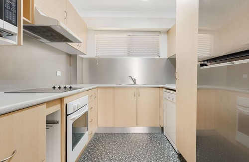 Coolangatta Apartment | Cobden Court Unit 2 Walking distance from Rainbow Bay and Snapper Beaches with Wi-Fi Inc.