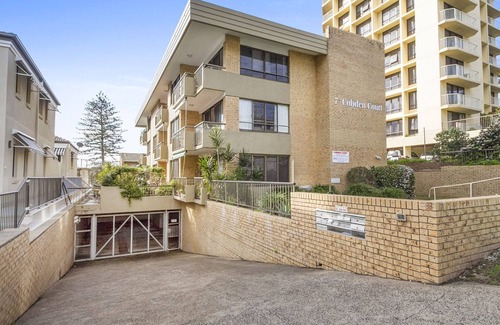 Coolangatta Apartment | Cobden Court Unit 2 Walking distance from Rainbow Bay and Snapper Beaches with Wi-Fi Inc.