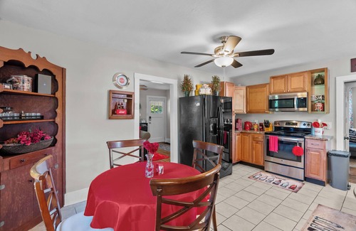 Pacific Cottage | Coca Cola Cottage-Stay & Play Near Purina Farms w/private Pet Friendly back yard