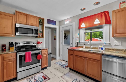 Pacific Cottage | Coca Cola Cottage-Stay & Play Near Purina Farms w/private Pet Friendly back yard