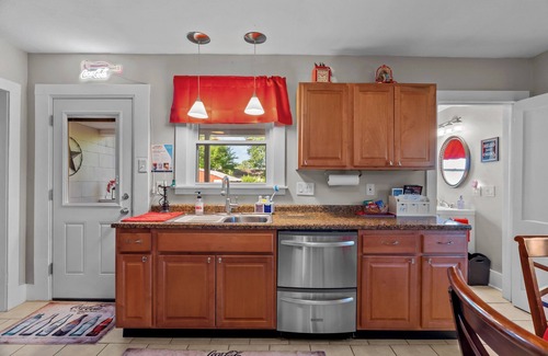 Pacific Cottage | Coca Cola Cottage-Stay & Play Near Purina Farms w/private Pet Friendly back yard