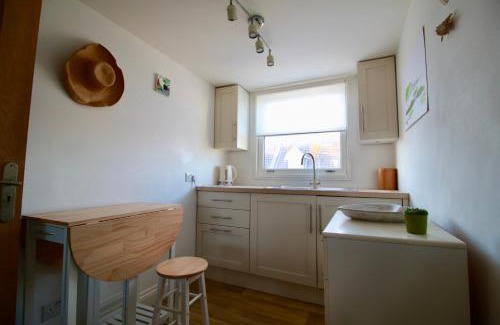 Seaford House | Cockle Cottage, An artists haven, Charming Cottage By Air Premier