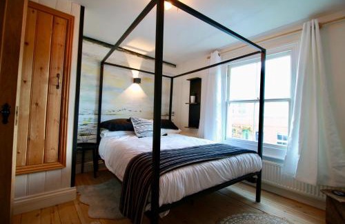 Seaford House | Cockle Cottage, An artists haven, Charming Cottage By Air Premier