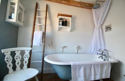 Seaford House | Cockle Cottage, An artists haven, Charming Cottage By Air Premier