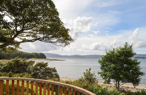Tighnabruaich Ski Chalet | Cockleshell Lodge located at the waters edge near Otter Ferry-Pet friendly
