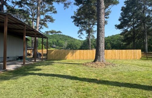 Groveoak House | Coco Chateau ViP Cabin Lake Guntersville Pet Friendly Fully Fenced Boat Parking Private
