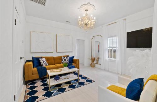 Lincolnville House | Coco's Cozy Cabana - Hot Tub Walk to Downtown