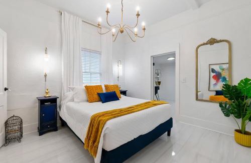 Lincolnville House | Coco's Cozy Cabana - Hot Tub Walk to Downtown