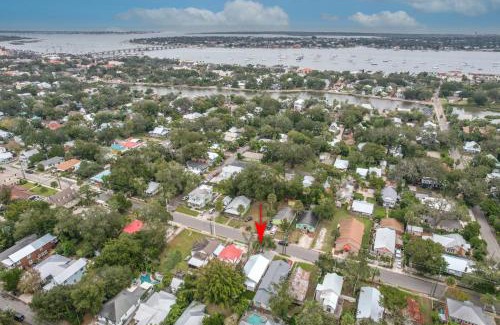 Lincolnville House | Coco's Cozy Cabana - Hot Tub Walk to Downtown