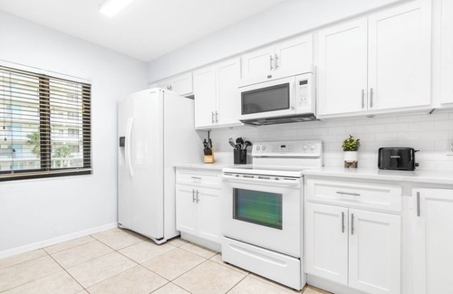 Cocoa Beach Condo | Cocoa Beach Paradise: Oceanview Condo w/Heated Pool & Rooftop Access 🌴