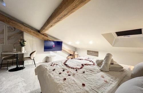 Saint-Etienne Apartment | Cocon Blanc câlin avec Jacuzzi privatif - LoveRoom Insolite