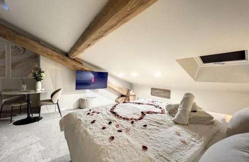 Saint-Etienne Apartment | Cocon Blanc câlin avec Jacuzzi privatif - LoveRoom Insolite