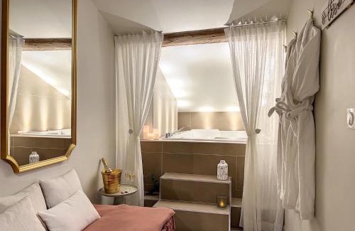 Saint-Etienne Apartment | Cocon Blanc câlin avec Jacuzzi privatif - LoveRoom Insolite