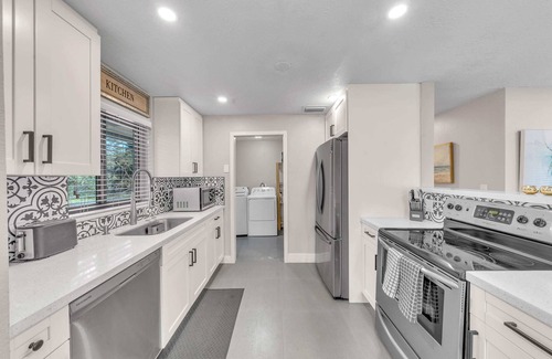 Southwest Coconut Grove House | Coconut Bungalow - Modern 3/1 in Grove Bay