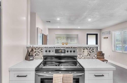 Southwest Coconut Grove House | Coconut Bungalow - Modern 3/1 in Grove Bay