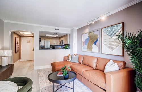 Coconut Grove Condo | Coconut Grove Beauty! 1/1 Bayview Condo w/Free Parking