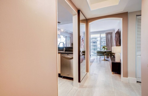 Coconut Grove Condo | Coconut Grove Beauty! 1/1 Bayview Condo w/Free Parking
