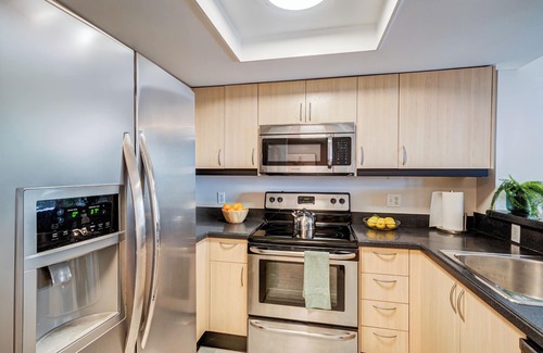 Coconut Grove Condo | Coconut Grove Beauty! 1/1 Bayview Condo w/Free Parking