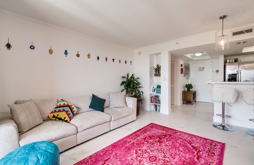 Coconut Grove Apartment | Coconut Grove Retreat, bayviews, 1 park incl, wkspace, Smart TV, Pool/hottub"