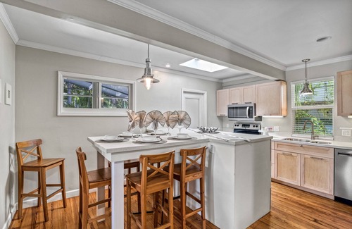 Siesta Key House | 🥥 Coconut House | Shared Heated Pool, Amazing Location Near Main Beach Access!