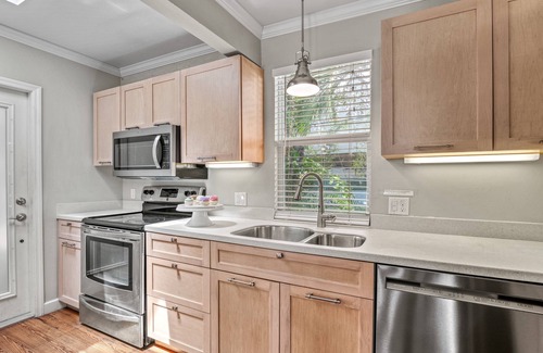 Siesta Key House | 🥥 Coconut House | Shared Heated Pool, Amazing Location Near Main Beach Access!