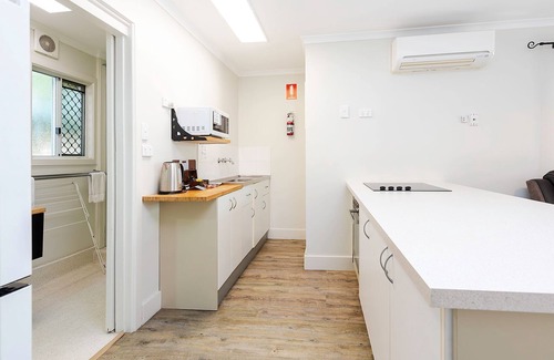 Hervey Bay Apartment | Coconut Palms Spacious 1 Bedroom Apartment