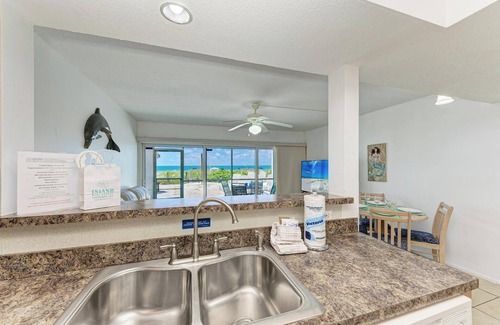 Holmes Beach Condo | Coconuts 106 - 1BR Gulf Front Condo - Anna Maria Island - By Island Real Estate