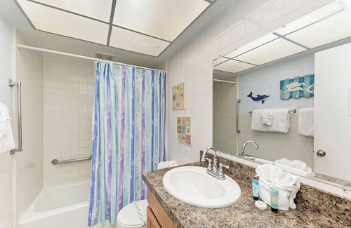 Holmes Beach Condo | Coconuts 106 - 1BR Gulf Front Condo - Anna Maria Island - By Island Real Estate