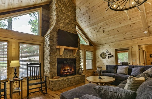 Mineral Bluff Cabin | COE-Z Cabin Escape - Beautiful, spacious ranch style cabin with Three King Bedrooms.