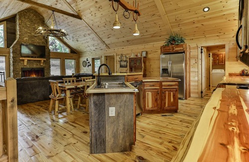 Mineral Bluff Cabin | COE-Z Cabin Escape - Beautiful, spacious ranch style cabin with Three King Bedrooms.