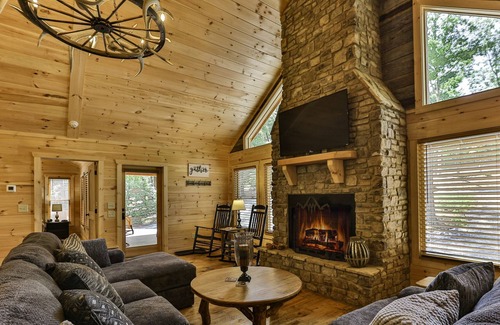 Mineral Bluff Cabin | COE-Z Cabin Escape - Beautiful, spacious ranch style cabin with Three King Bedrooms.